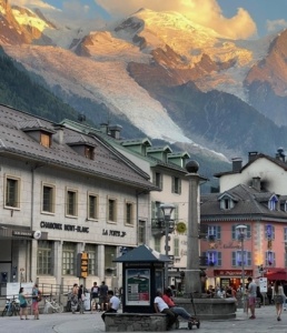 Chamonix med gletscheren og Mont Blanc i baggrunden